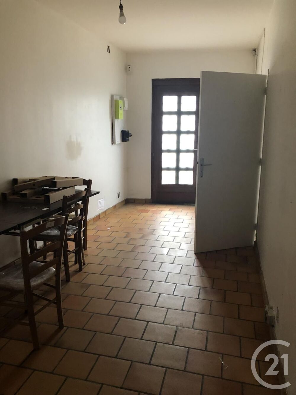 Situé sur l'artère principale de la ville de Montpon, ve....