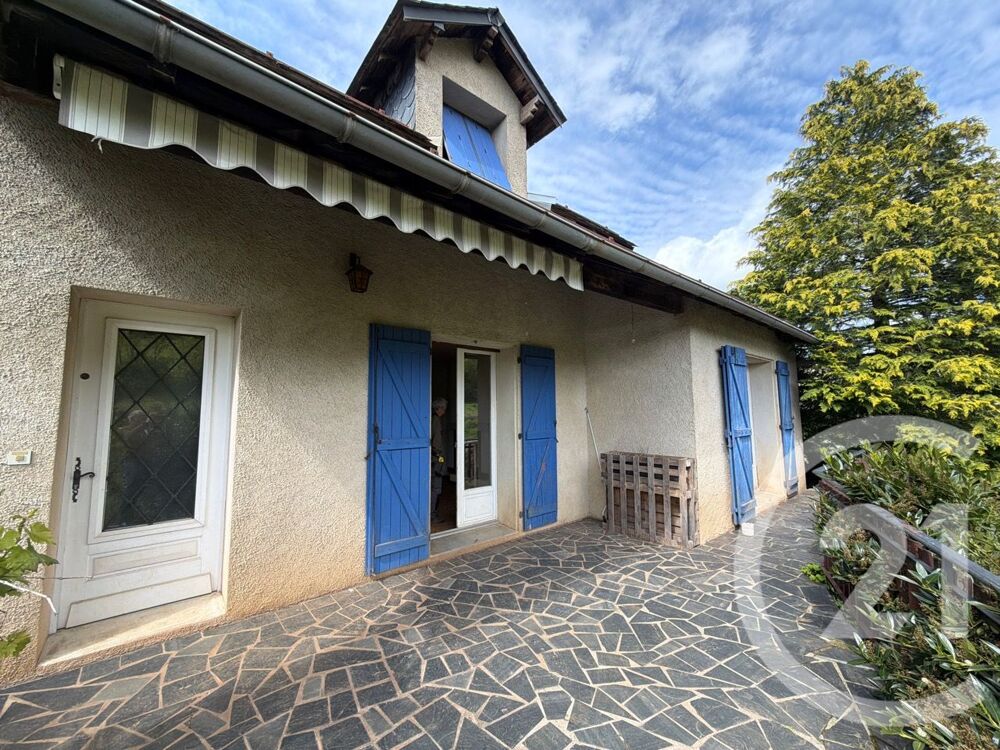 À Lacaune, découvrez une maison de 195m² offrant cinq ch....