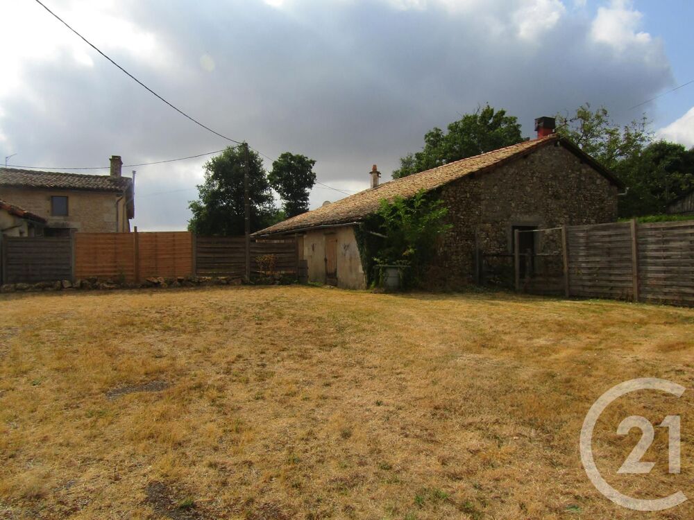 Cette maison de campagne est située entre Sauzé-Vaussais....