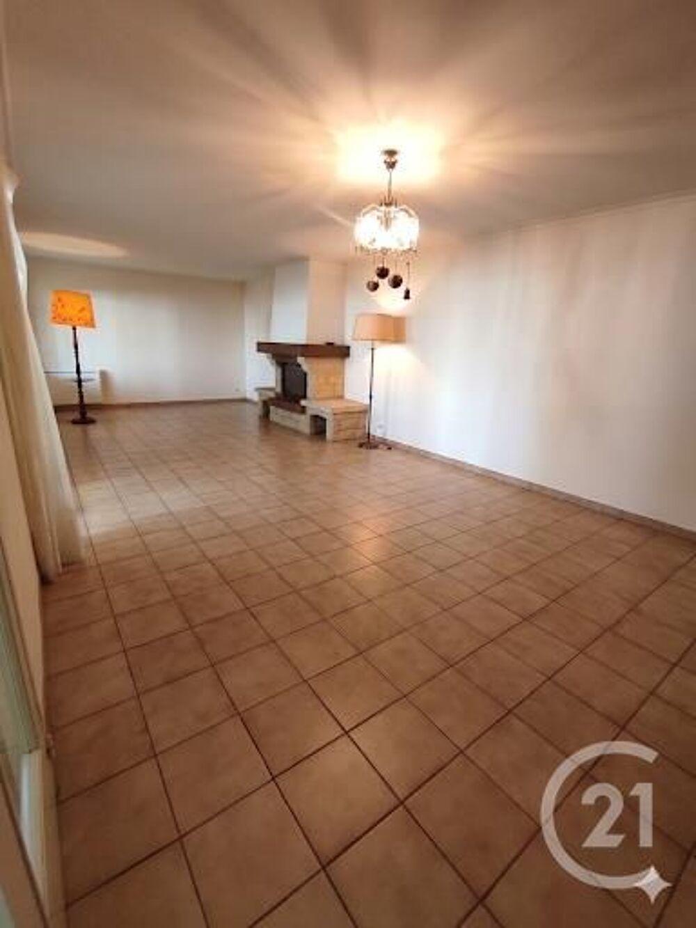 À Castres, villa spacieuse comprenant 3 chambres, 1 bure....