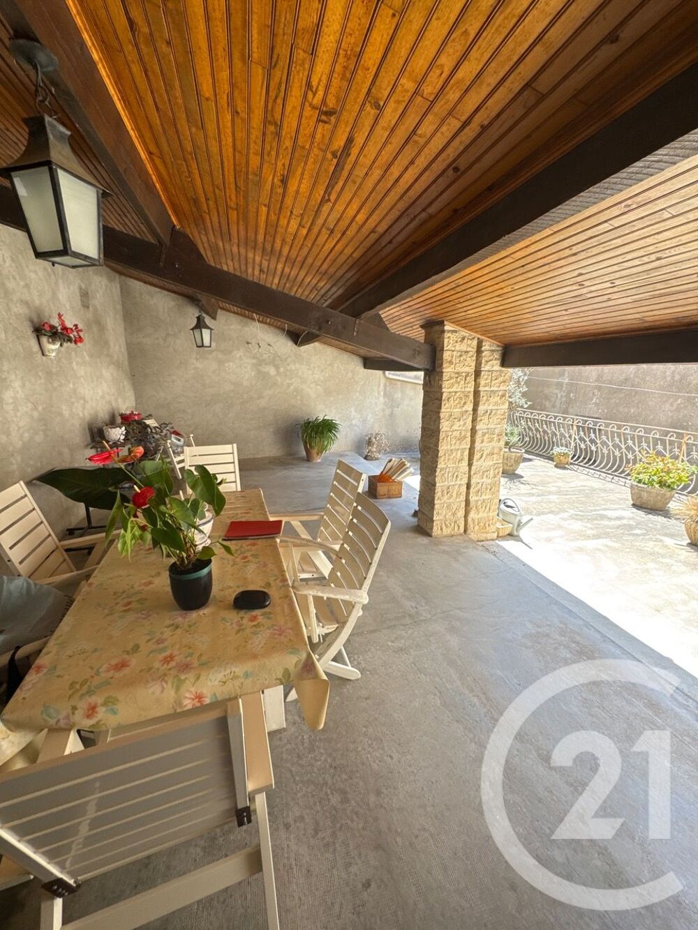 Beaucoup de potentiel pour cet ensemble immobilier. ....