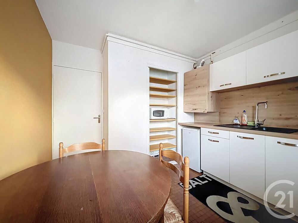 Découvrez cet appartement de 2 pièces, situé au 1er étag....
