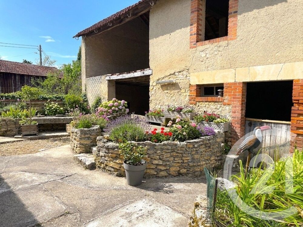 Située au c½ur du village de NARCY, cette maison de 3 pi....