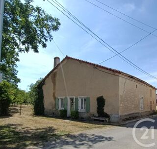 Maison 4 pièces 257 m² · à Chef-Boutonne · 257 m² · 80 000 €