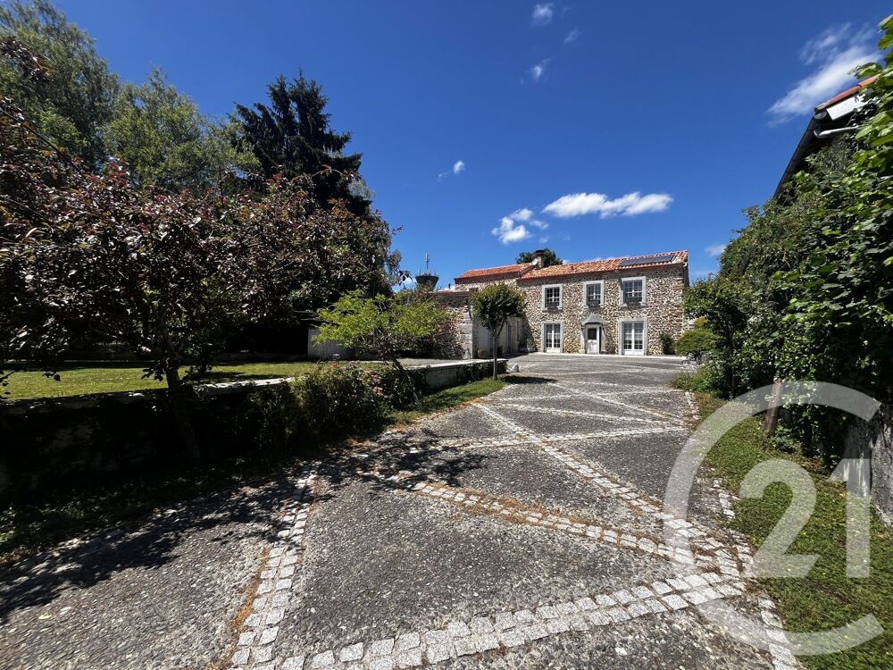 Nichée au c½ur d'un petit village agréable, cette maison....