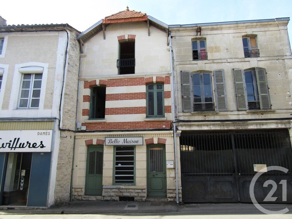 Dans le centre de Chef-Boutonne et ses commerces, La "be....