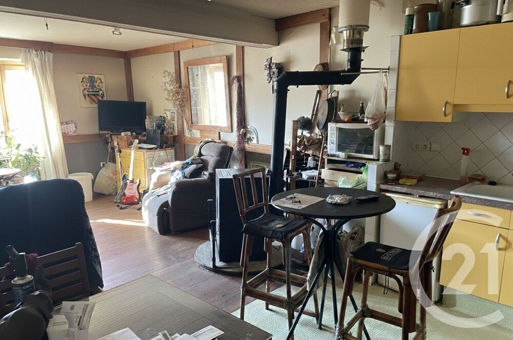 Maison de village sur 3 niveaux de 90 m2, au rdc petit a....