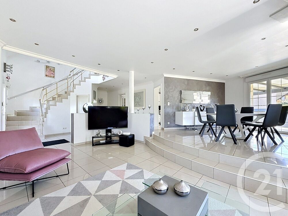 Nichée au c½ur de Trévenans, cette maison contemporaine ....