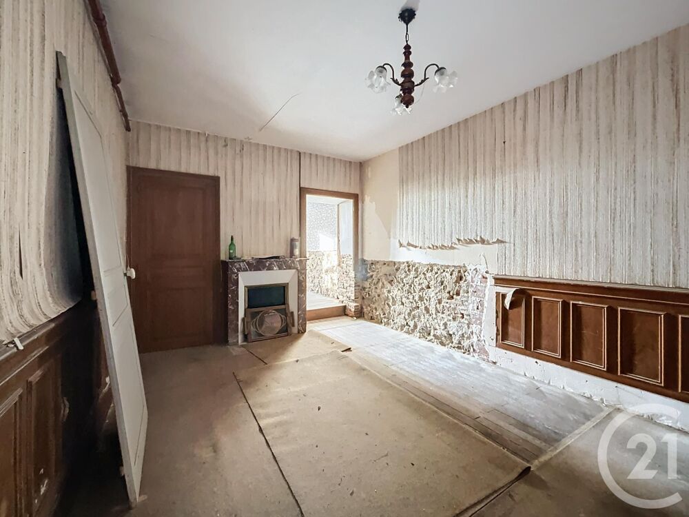 Dans village avec commerce, ensemble immobilier composé ....