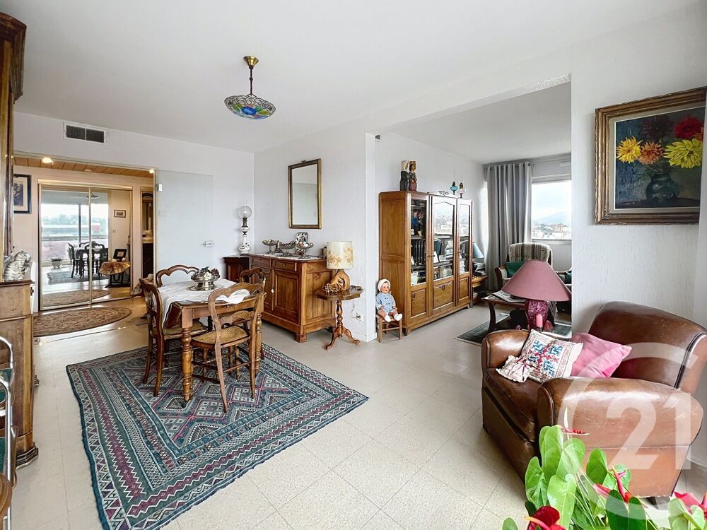 En plein c½ur de ville, vaste appartement de type 4 avec....