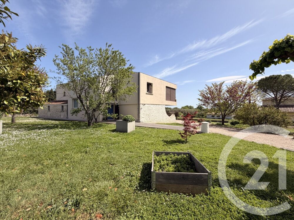 Idéalement située à Méjannes-Les-Alès, cette villa d'arc....