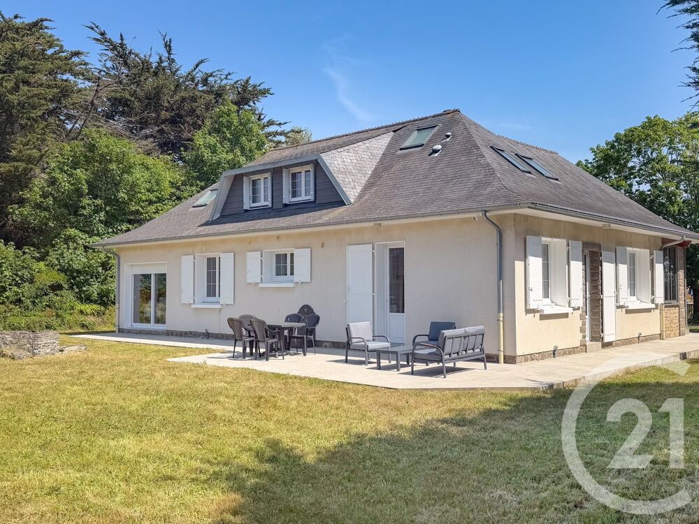 Nichée à Carteret, cette maison entièrement rénovée vous....