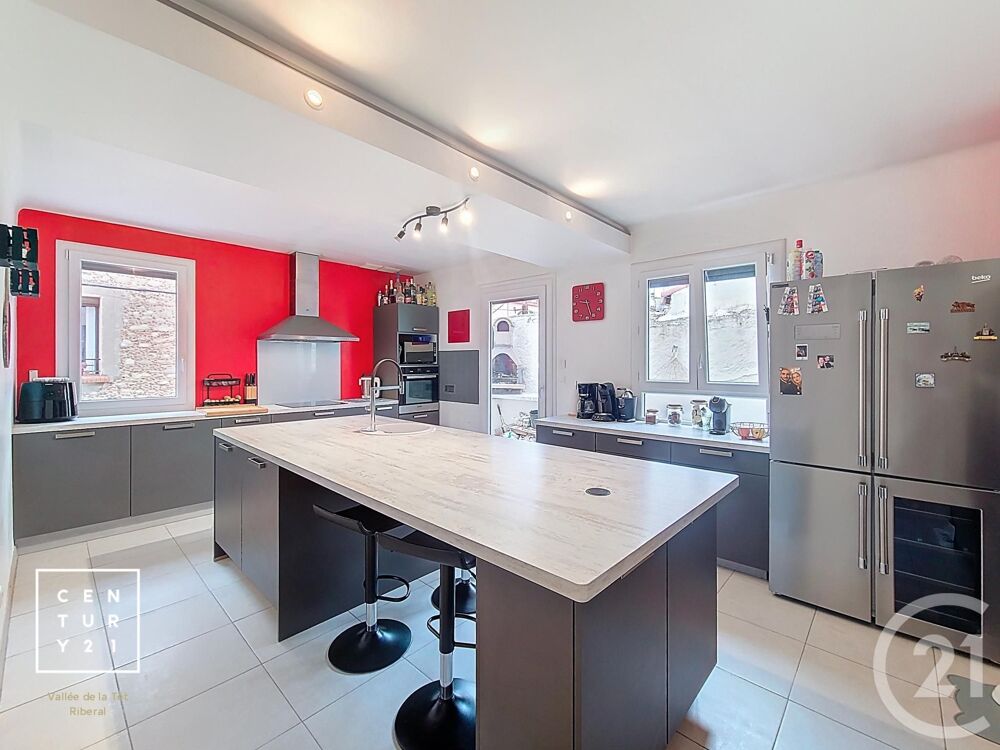 Découvrez cette magnifique maison rénovée à neuf située ....
