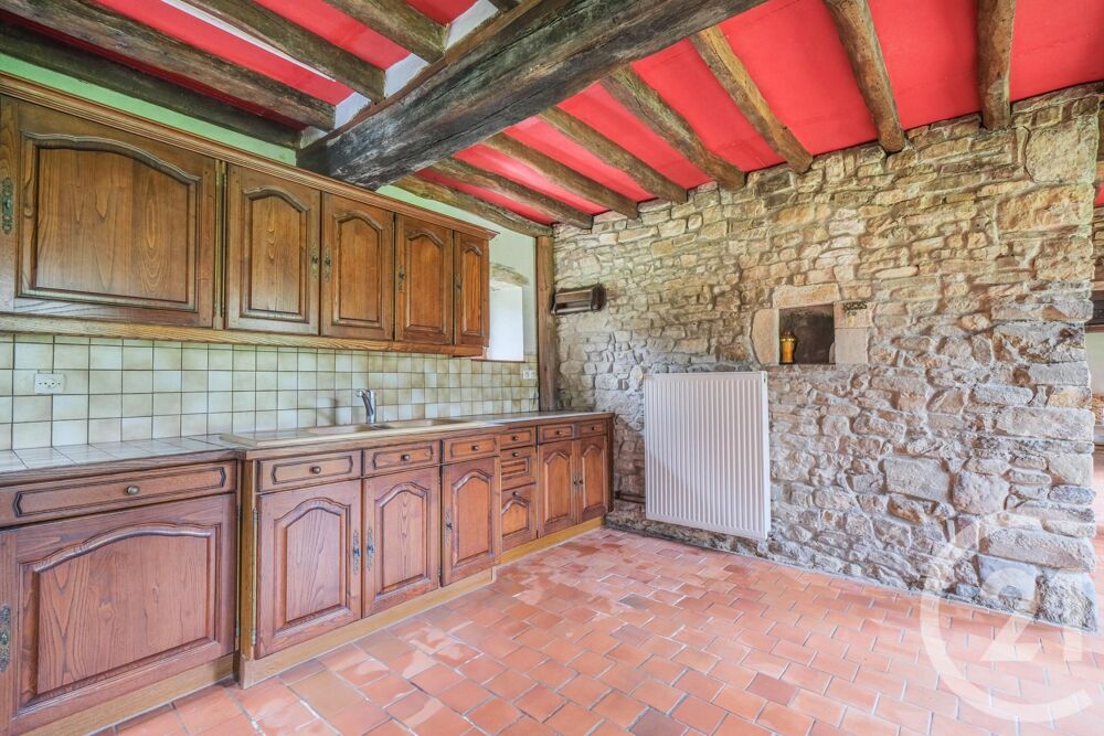 Nichée sur un charmant terrain de plus de 2400 m², cette....