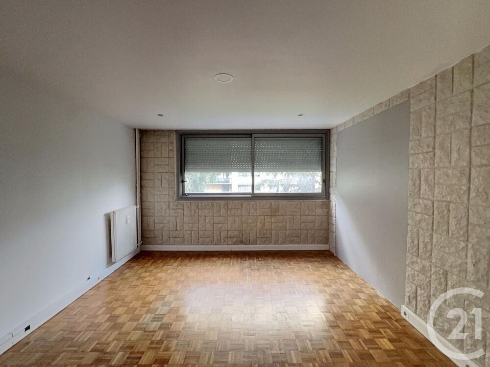 Situé au Blanc Mesnil, cet appartement de deux pièces es....