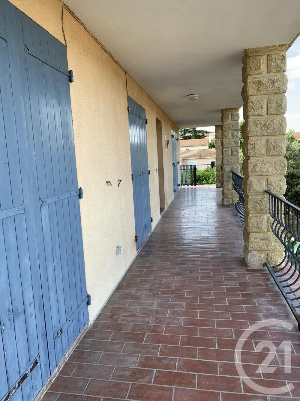 location Appartement - 4 pi�ce(s) - 105 m� Bagnols-sur-C�ze (30200)