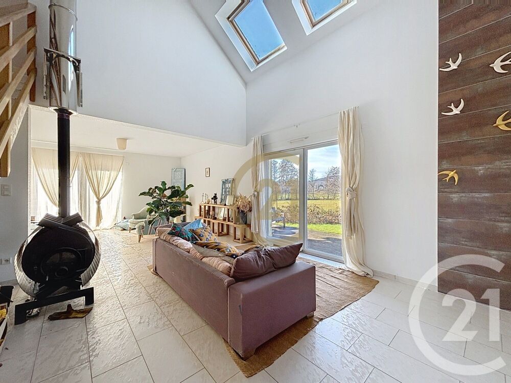 Nichée sur un terrain de 15 ares, cette maison construit....