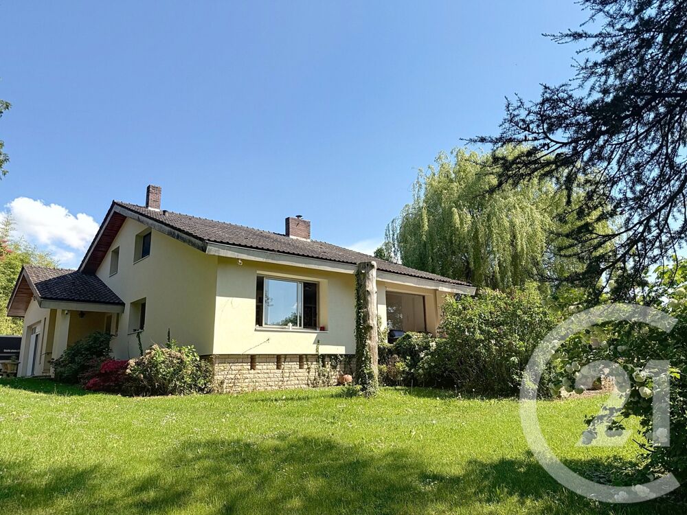 Dans un environnement calme et verdoyant, cette maison à....