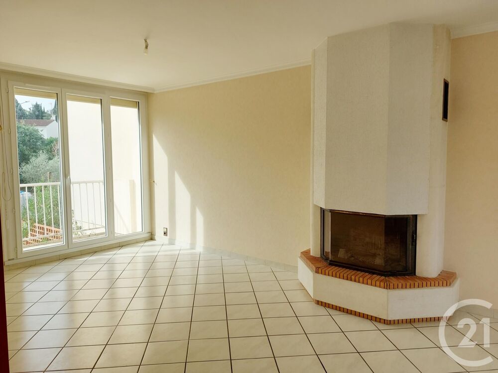 Dans une rue calme de Lameilhé, loue maison de type pavi....