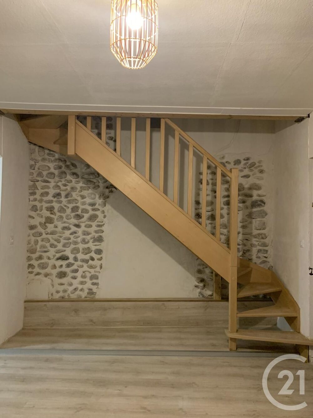 Disponible de suite, cet appartement duplex très propre ....