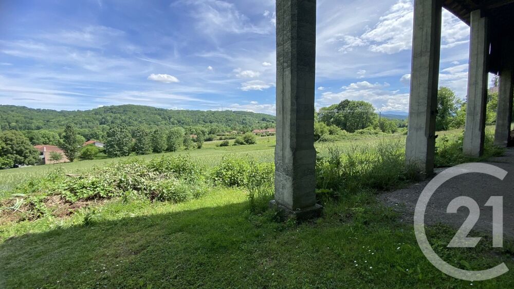 Nichée au c½ur de Galan, cette vaste structure de 1 155m....