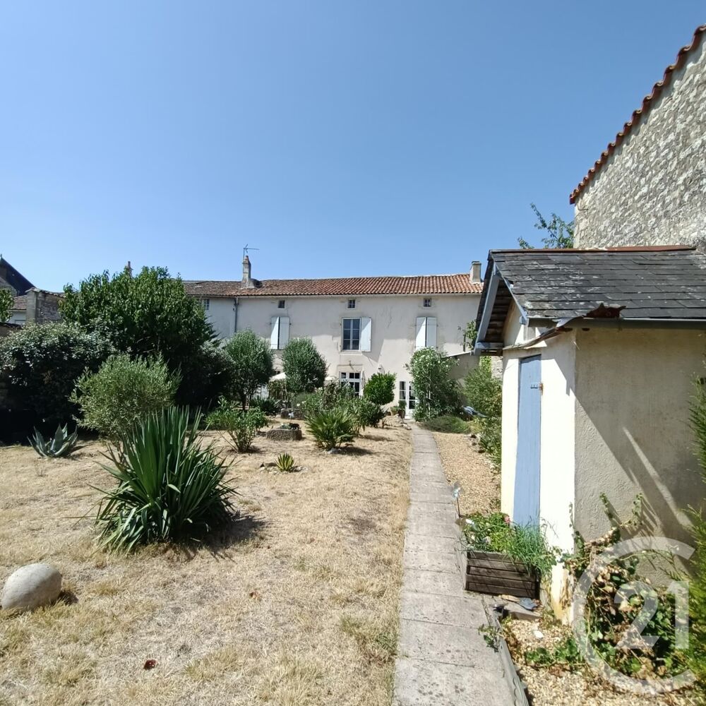 En plein centre-bourg, découvrez cette maison de caractè....