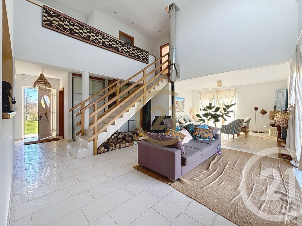 Nichée sur un terrain de 15 ares, cette maison construit....