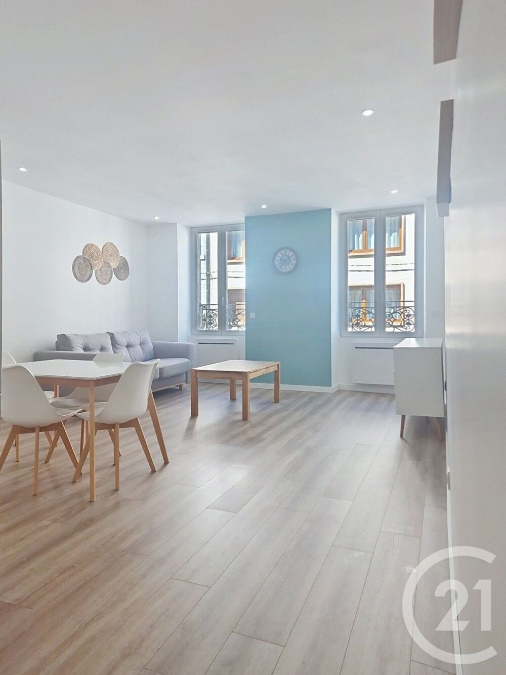 MOREZ: Très beau T2 au 1e étage, de 54m², meublé. Compos....