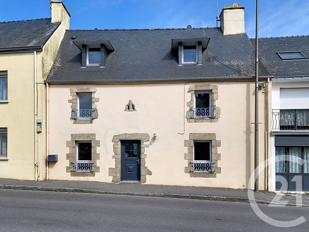 RIEUX, maison de bourg en pierres au pied des commerces,....