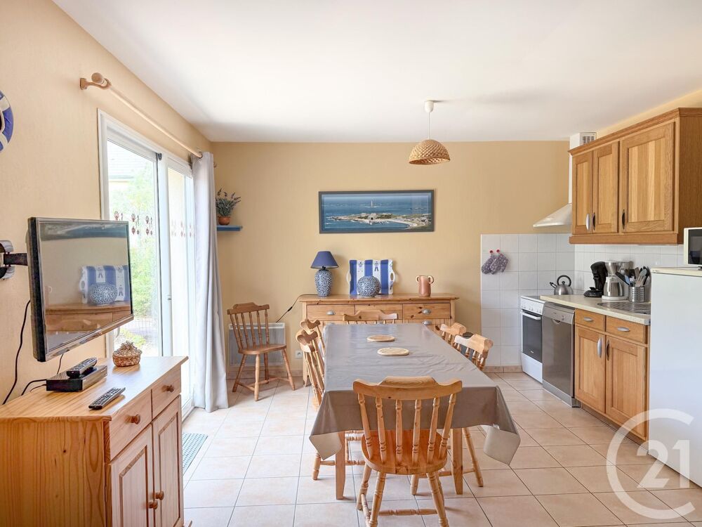 Découvrez cette charmante petite maison mitoyenne de pla....
