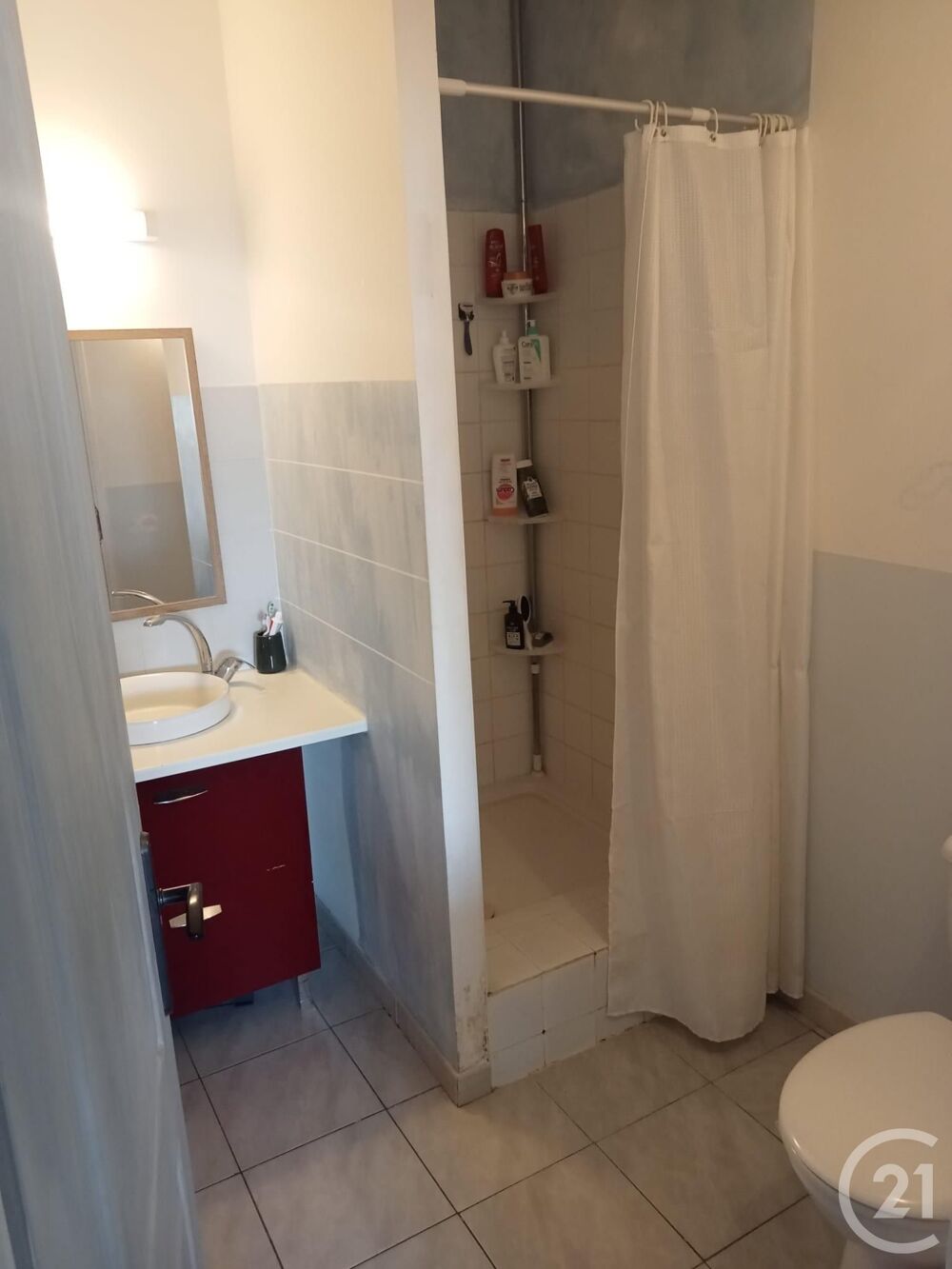 Bienvenue dans ce superbe studio situé au 2ème étage d'u....