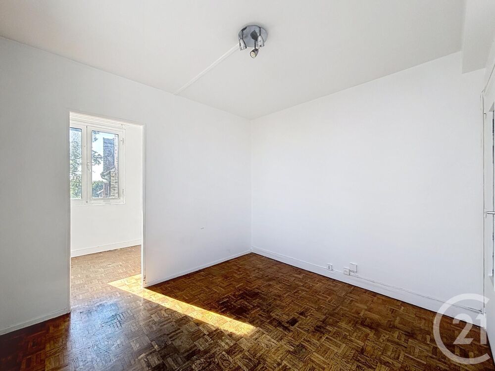 THIAIS. Centre-Ville. Studio avec parking et cave. Notre....