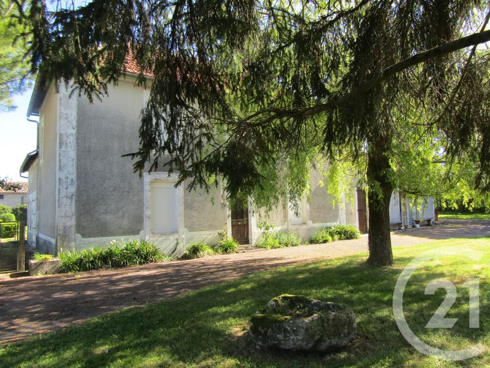 VALDELAUME, une maison ancienne comprenant une entrée, ....