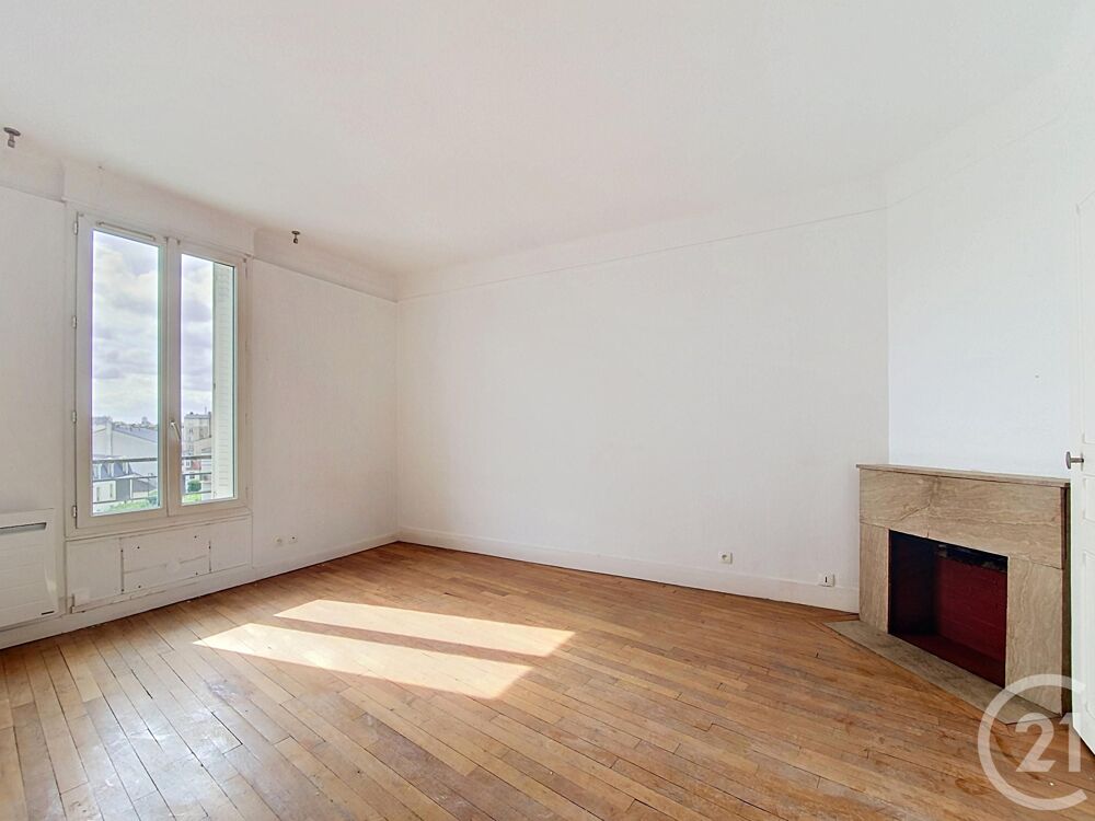 La Garenne-Colombes, au pied de la rue commerçante Volta....