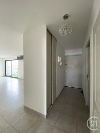  Appartement à louer 3 pièces 125 m²