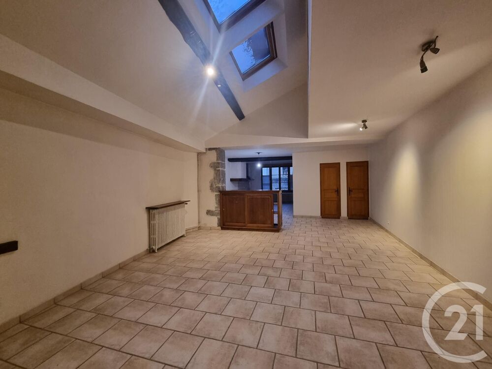 Située à Corbigny, cette maison en duplex offre un cadre....