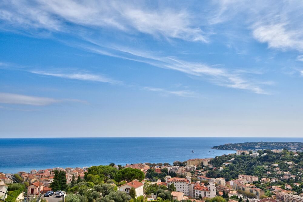 Menton, en position dominante, venez découvrir ce magnif....