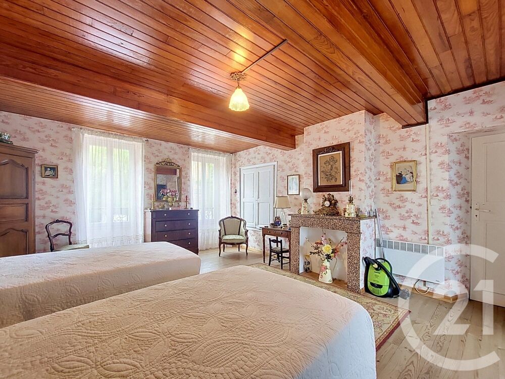 Venez découvrir cette très belle maison de village de 14....
