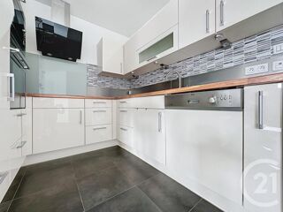  Appartement à louer 4 pièces 82 m²