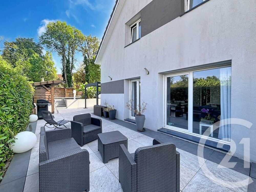 Découvrez cette maison récente nichée au fond d'une impa....
