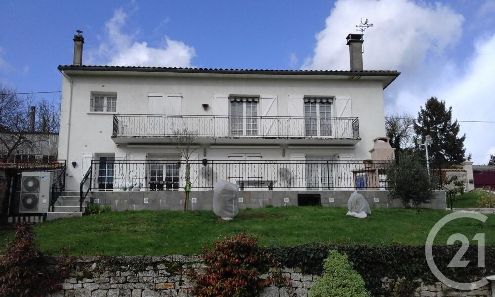 Au c½ur de Chef-Boutonne, à proximité de tous commerces,....