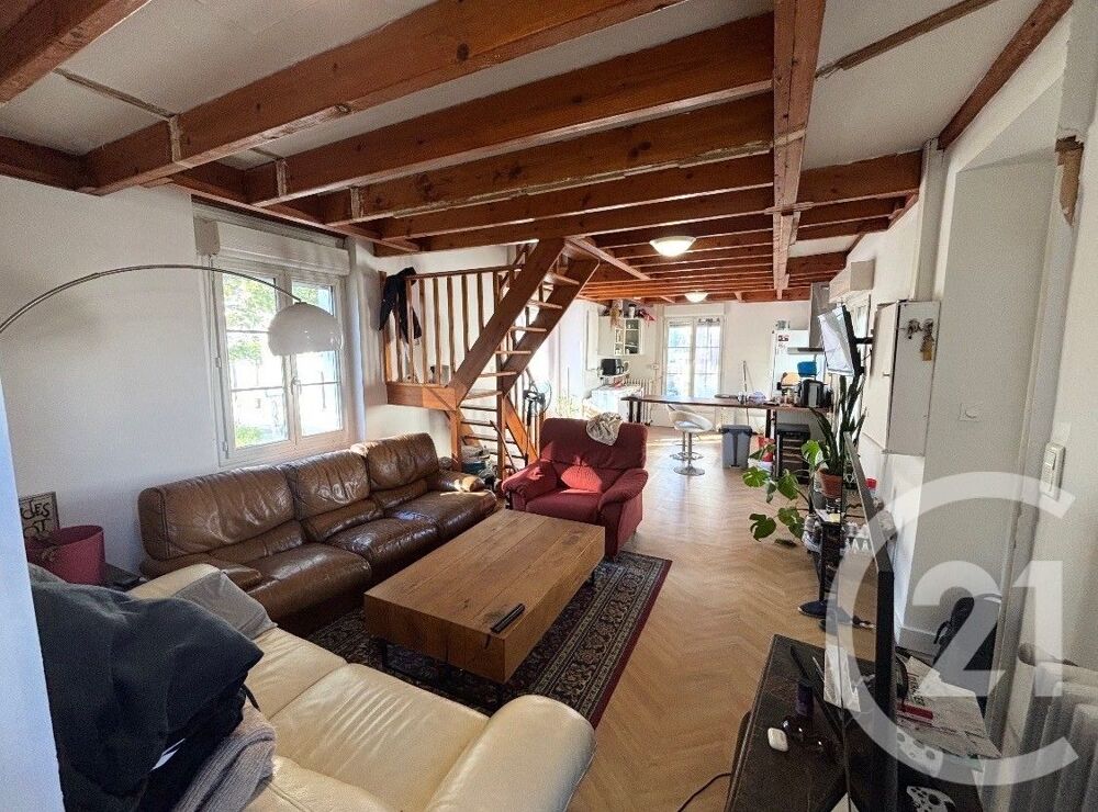 Appartement de 4 pièces, 69m², situé au premier étage d'....