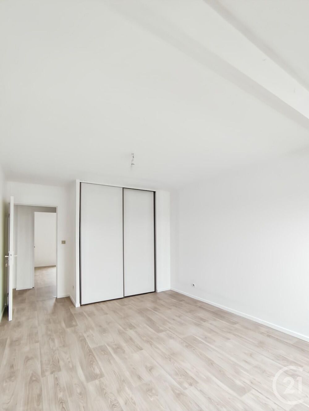 Découvrez cet appartement de 6 pièces, situé au 3e étage....
