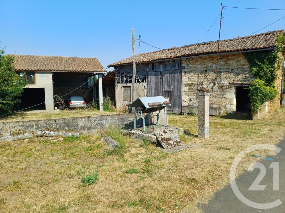 Cet ensemble immobilier, situé dans un village, entre Le....