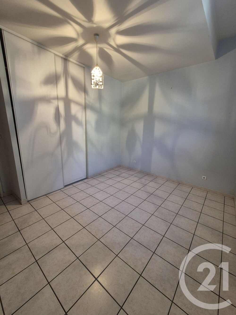 Nichée au c½ur de Mirepoix, cette location de 78m² vous ....