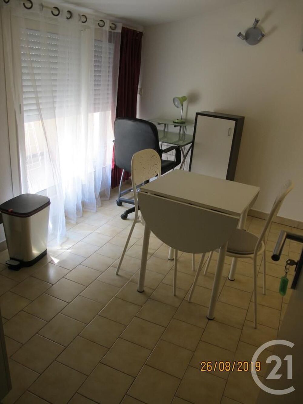 Découvrez ce charmant studio meublé, situé au 3ème étage....