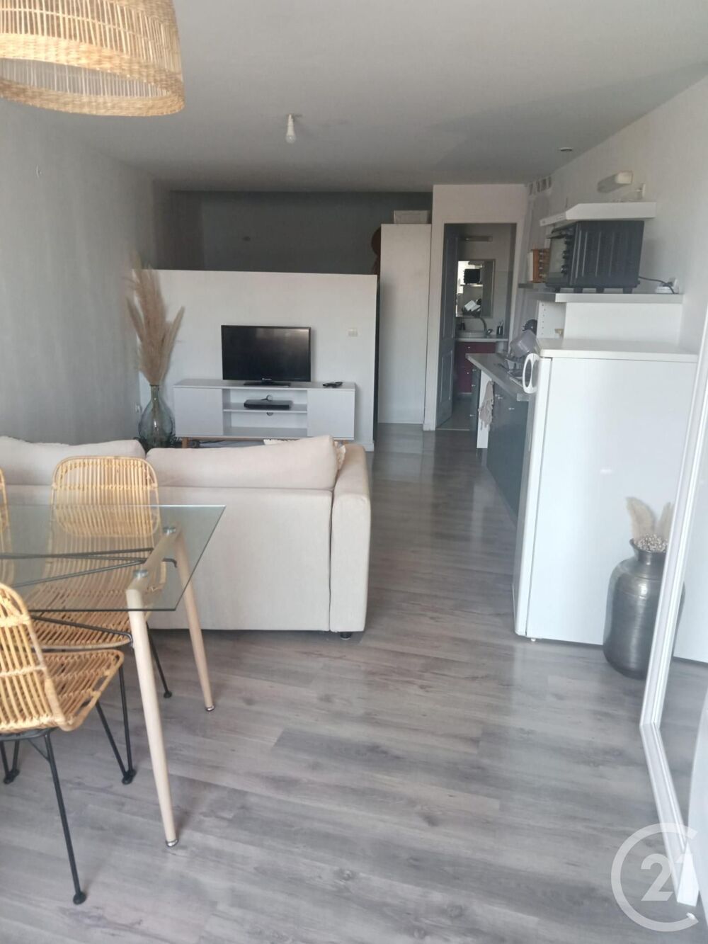 Bienvenue dans ce superbe studio situé au 2ème étage d'u....