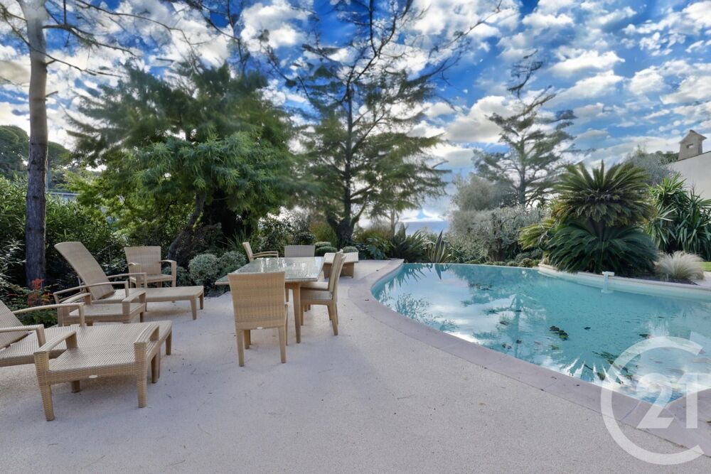 Villefranche-sur-Mer. Villa de Charme Provençale avec Pi....
