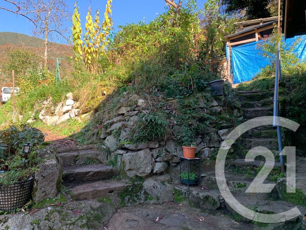 A proximité du village d'Ercé et de ses commodités, cett....