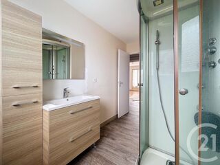  Appartement à louer 3 pièces 81 m²